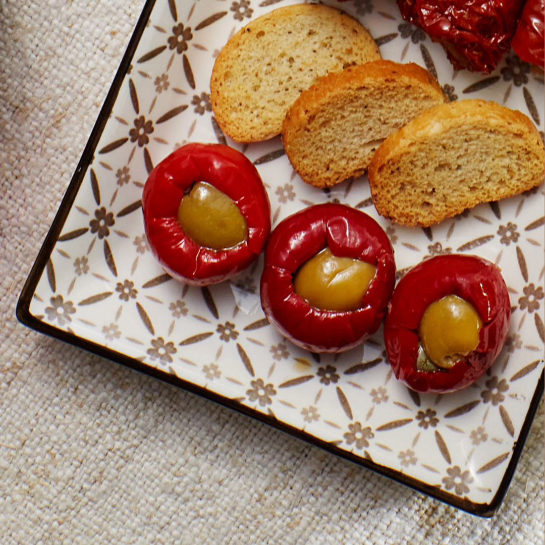 Peperoncini farciti con acciughe olive e capperi - immagine 2